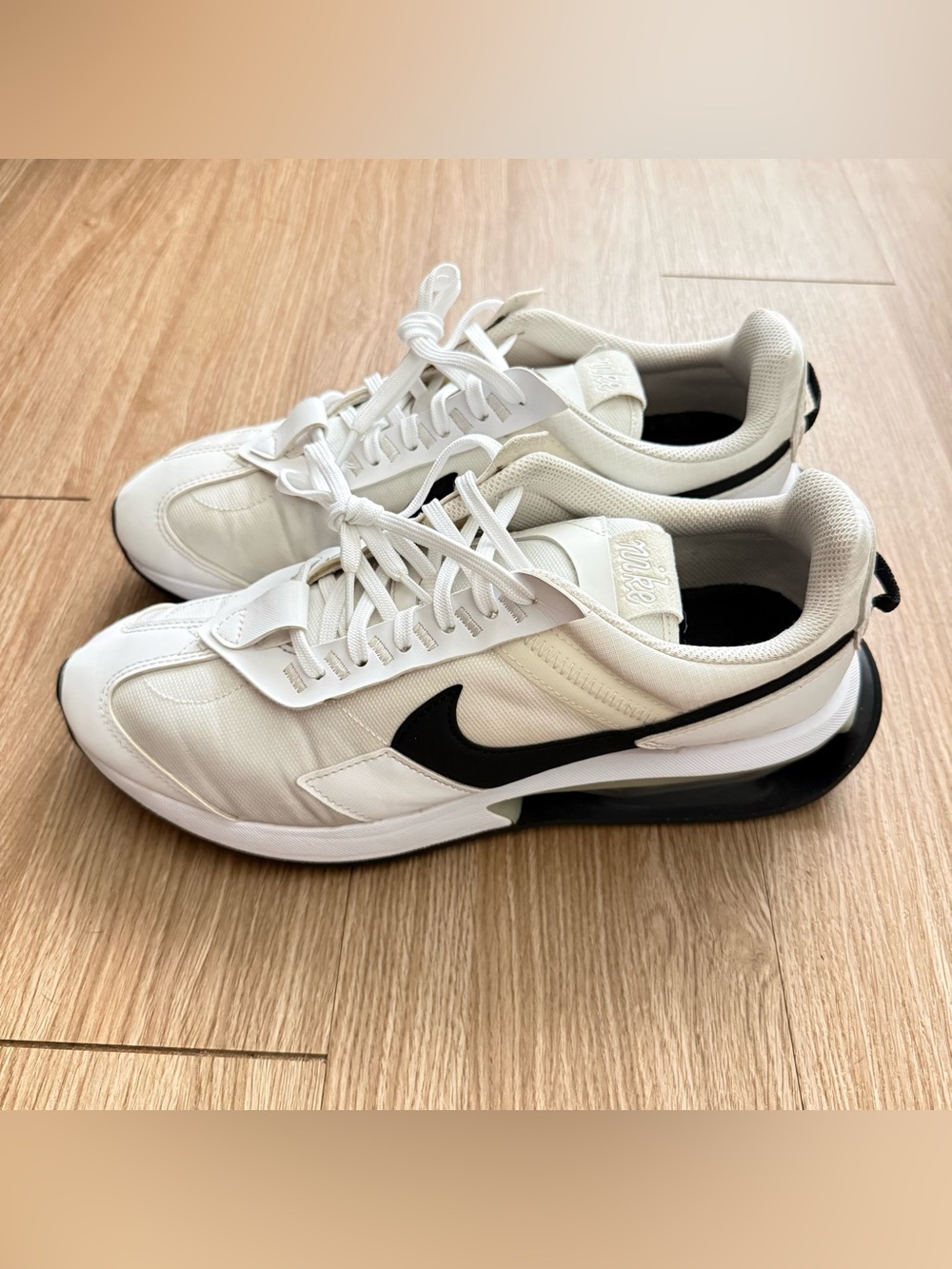 NIKE AIR MAX PRE-DAY WHITE METALLIC SILVER BLACK SIZE 11.5 Women’s | 10 Men’s